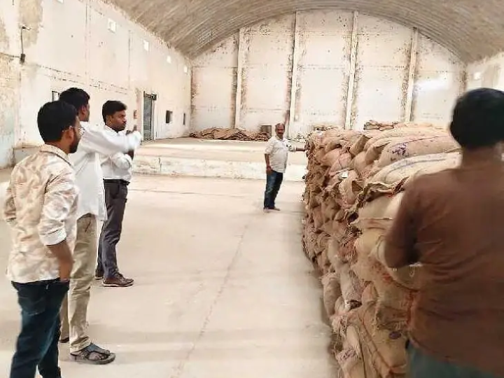 స్టాక్ పాయింట్‌ను తనిఖీ చేసిన తహసీల్దార్