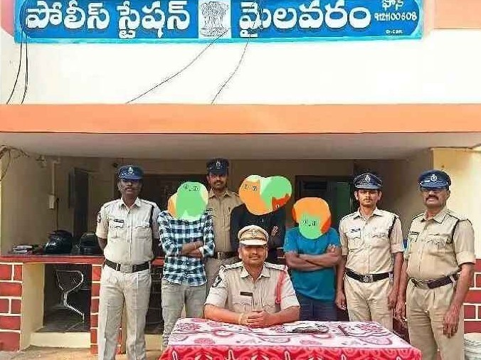 దొంగతనం కేసులో ముగ్గురు అరెస్టు