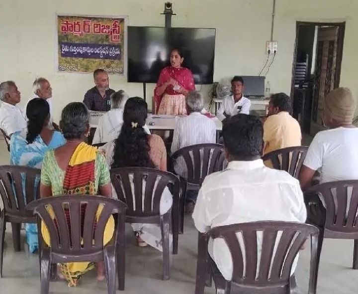 ‘రైతులు ఆయిల్  ఫామ్ సాగు వైపు మొగ్గు చూపాలి’