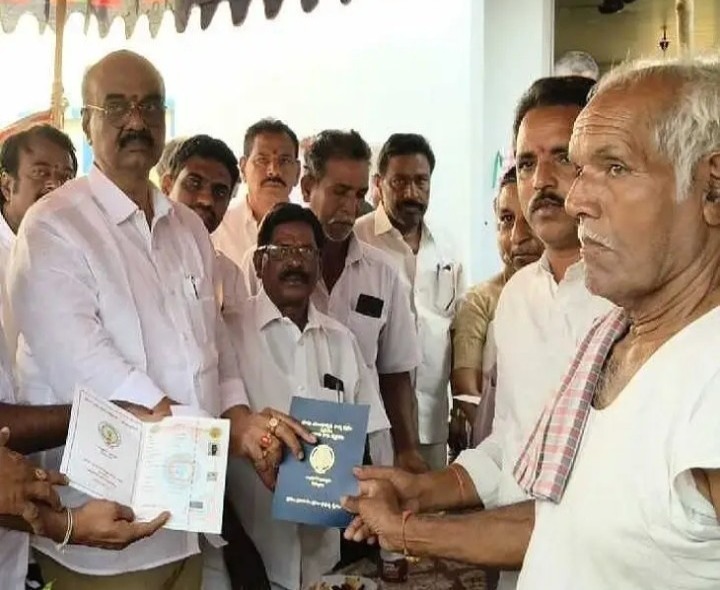 పాస్ పుస్తకాలు పంపిణీలో పాల్గొన్న ఎమ్మెల్యే