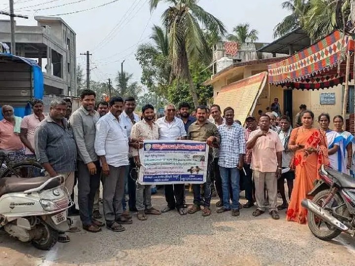 కోడి పందాలు నిషేధించాలంటూ ర్యాలీ