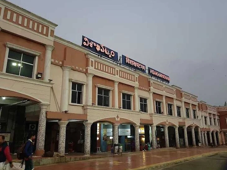 ప్రయాణికులకు అలర్ట్.. ఆ రైళ్లు అక్కడ ఆగుతాయి..!