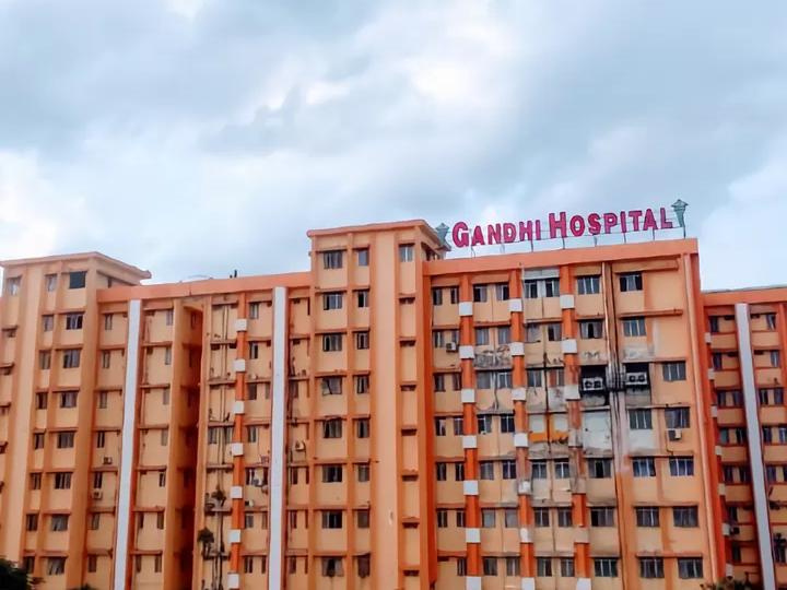 సర్కార్ దవాఖానాల్లో సగం సగం..!