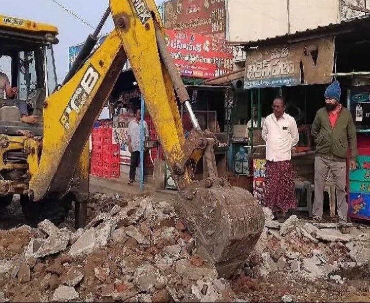 ఆకివీడులో ఆక్రమణల తొలగింపు