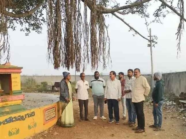 స్మశాన వాటికలో షెడ్డు నిర్మించాలని కమీషనర్‌కు వినతి