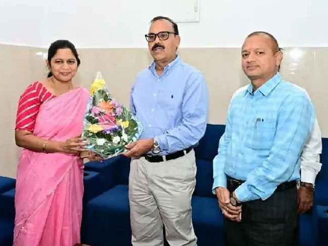 ఏపీ స్టేట్ ఫుడ్ కమిషన్ మెంబర్తో అధికారుల భేటీ