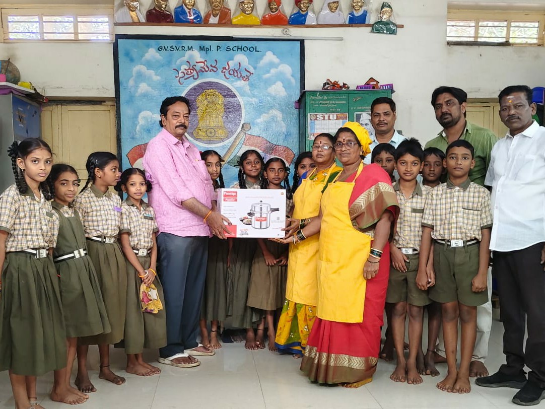 పాఠశాలకు MDM నిమిత్తం కుక్కర్ అందజేత