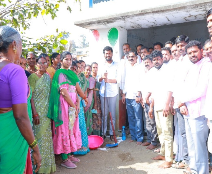 పాఠశాల ప్రహరీ గోడ నిర్మాణానికి భూమిపూజ చేసిన ఎమ్మెల్యే