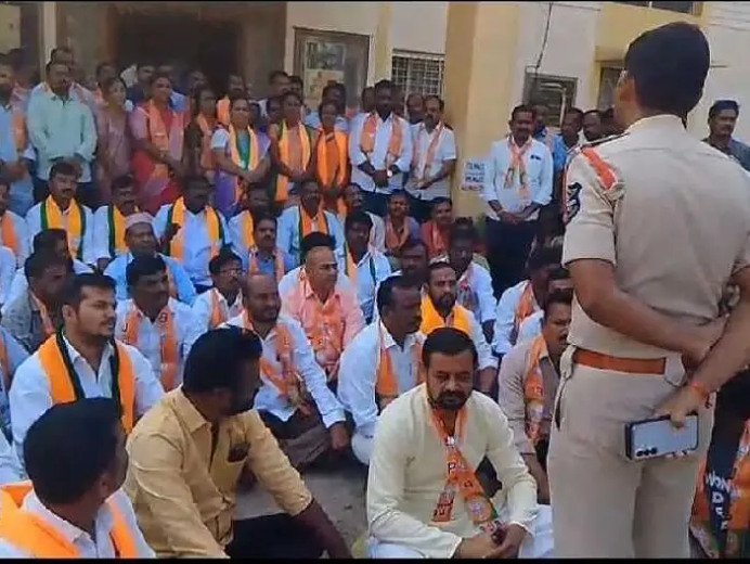 ఓటర్ లిస్టుల తప్పులపై బీజేపీ నిరసన