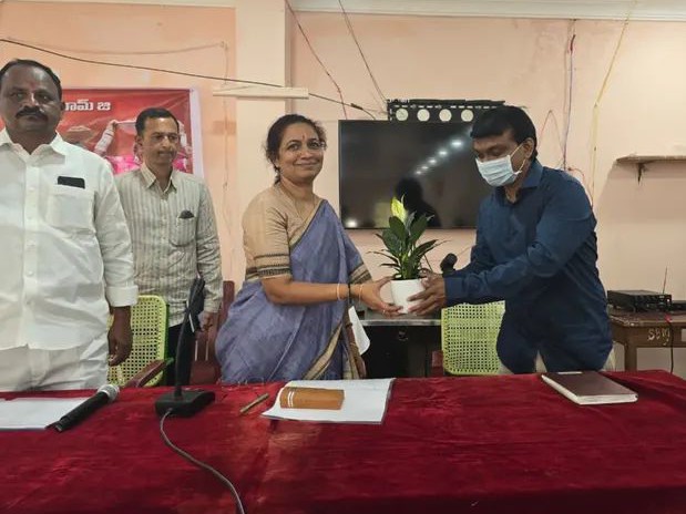 ఇళ్ల నిర్మాణంలో వేగం పెంచాలి: ఎమ్మెల్యే