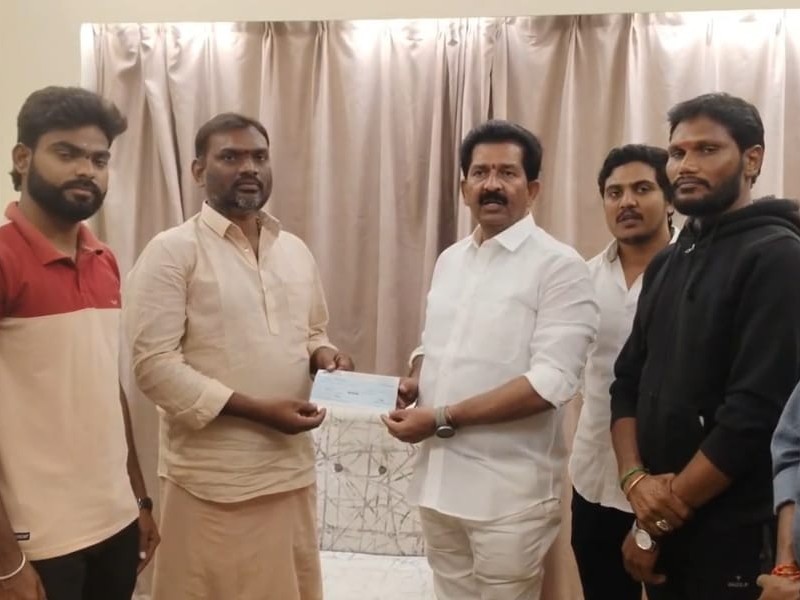 దేవాలయ నిర్మాణానికి లక్ష రూపాయల విరాళం