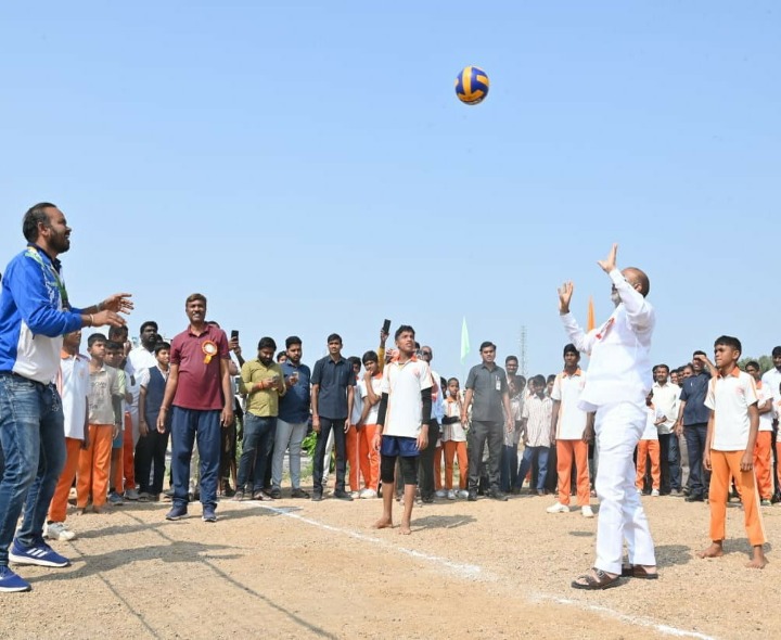 విద్యార్థులతో కలిసి వాలీబాల్ ఆడిన బండి సంజయ్
