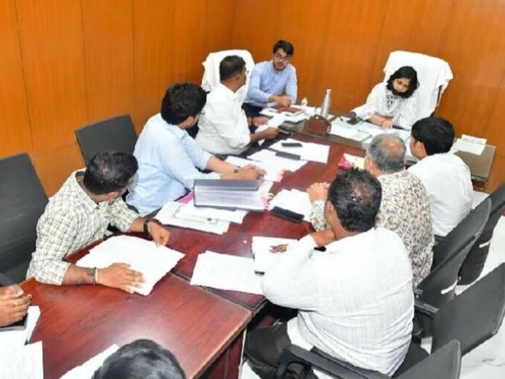 మున్సిపల్ అధికారులతో కలెక్టర్ సమీక్ష