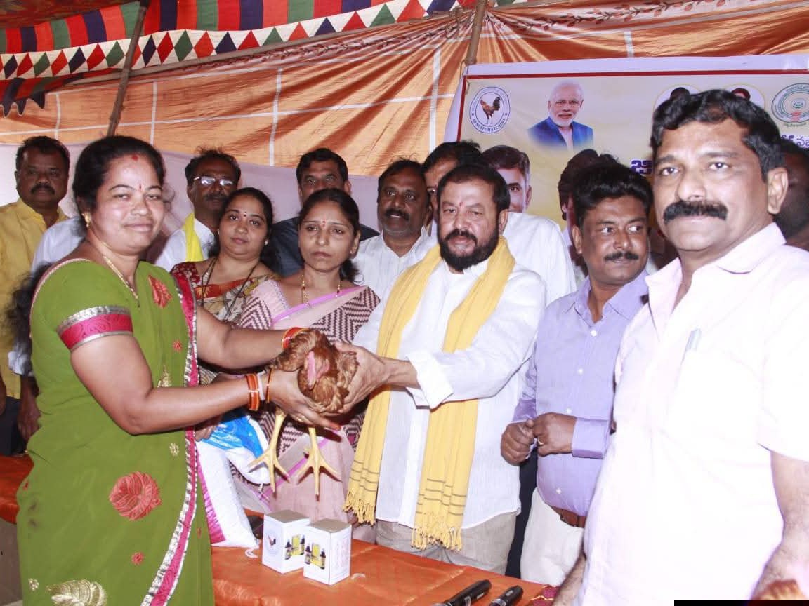 పెరటి కోళ్ల పంపిణీ కార్యక్రమంలో పాల్గొన్న ఎమ్మెల్యే