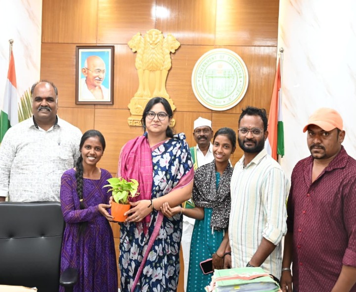 జిల్లా యువ గాయకులను అభినందించిన కలెక్టర్