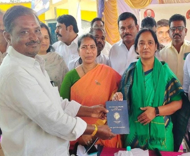 గంగులకుంటలో పట్టాదారు పాసుపుస్తకాల పంపిణీ