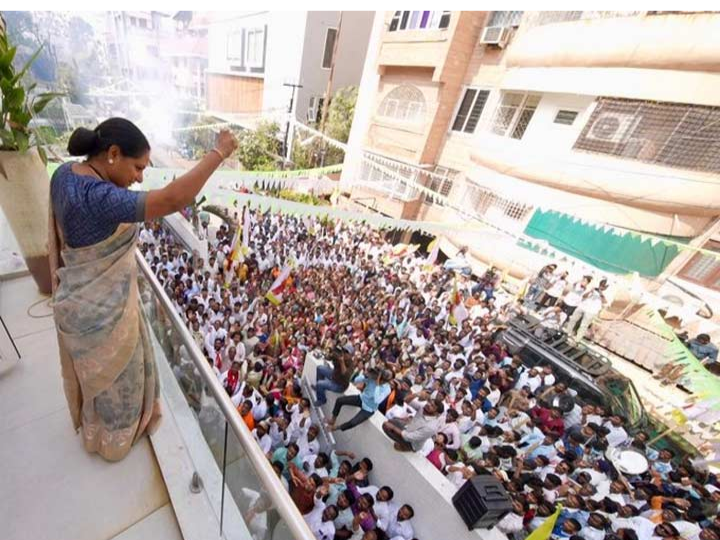 కవితకు అభిమానుల సంఘీభావం!