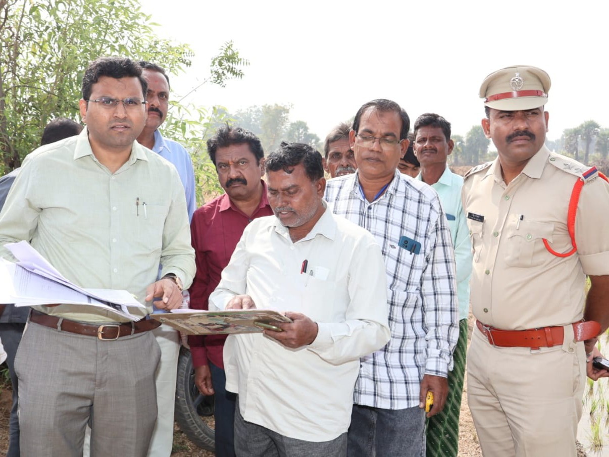 క్షేత్రస్థాయిలో పర్యటింన కలెక్టర్