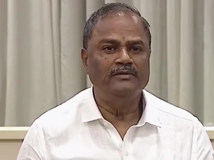 పాఠశాలలో క్రీడలకు ప్రాధాన్యత ఇవ్వాలి: ఎమ్మెల్సీ