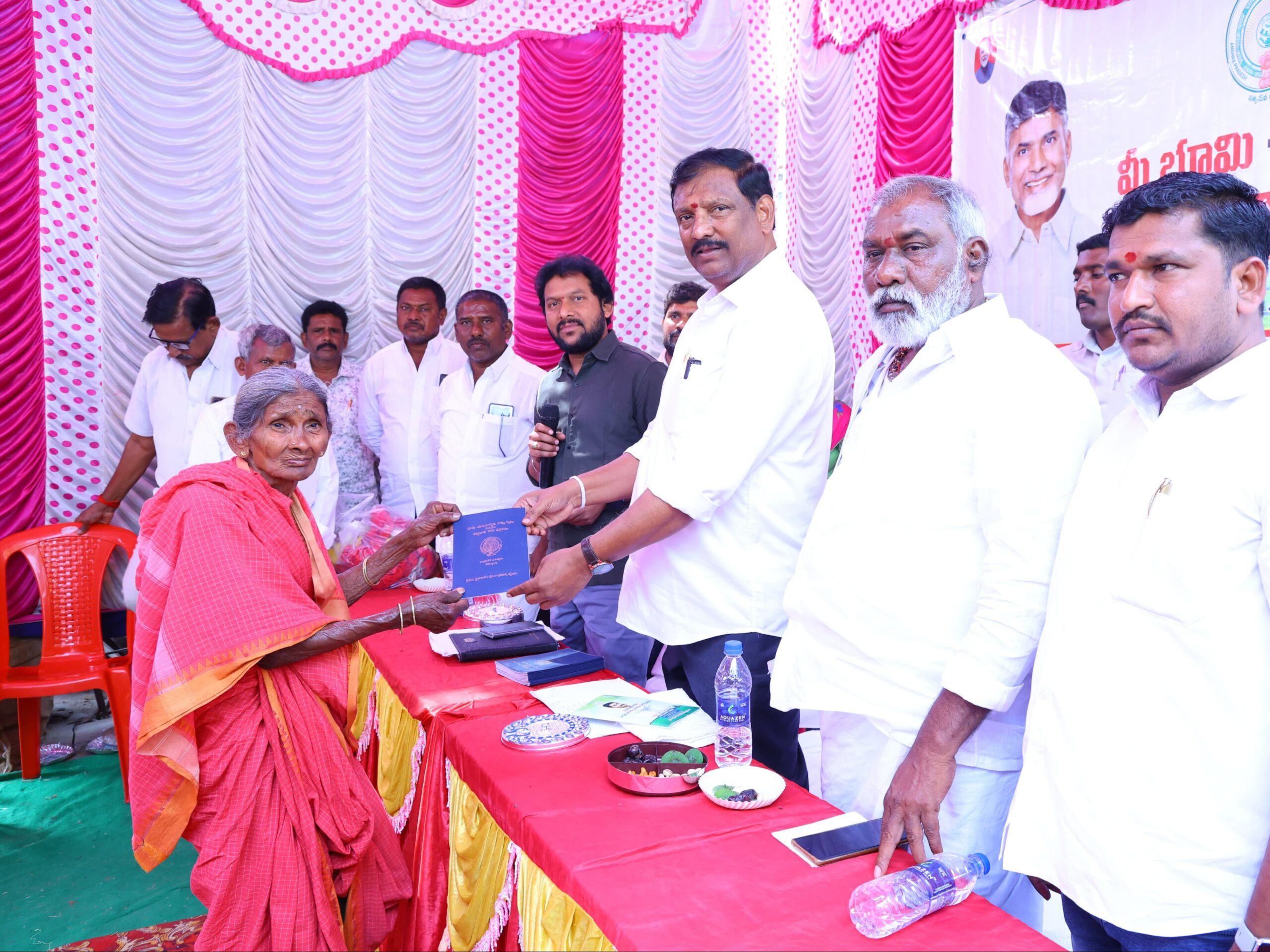 ‘రాజముద్రతో కూడిన పాస్ పుస్తకాలు అందజేత’