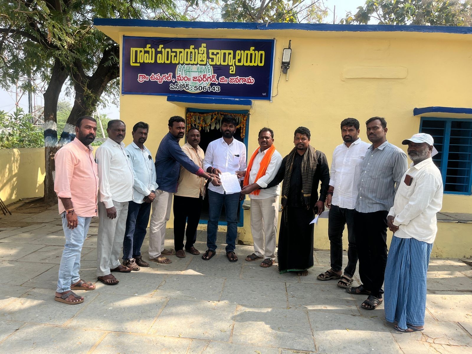 సమస్యలను పరిష్కరించాలని సర్పంచ్‌కు వినతిపత్రం