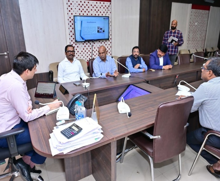 పరిశ్రమల ఏర్పాటుపై కలెక్టర్‌తో భేటీ