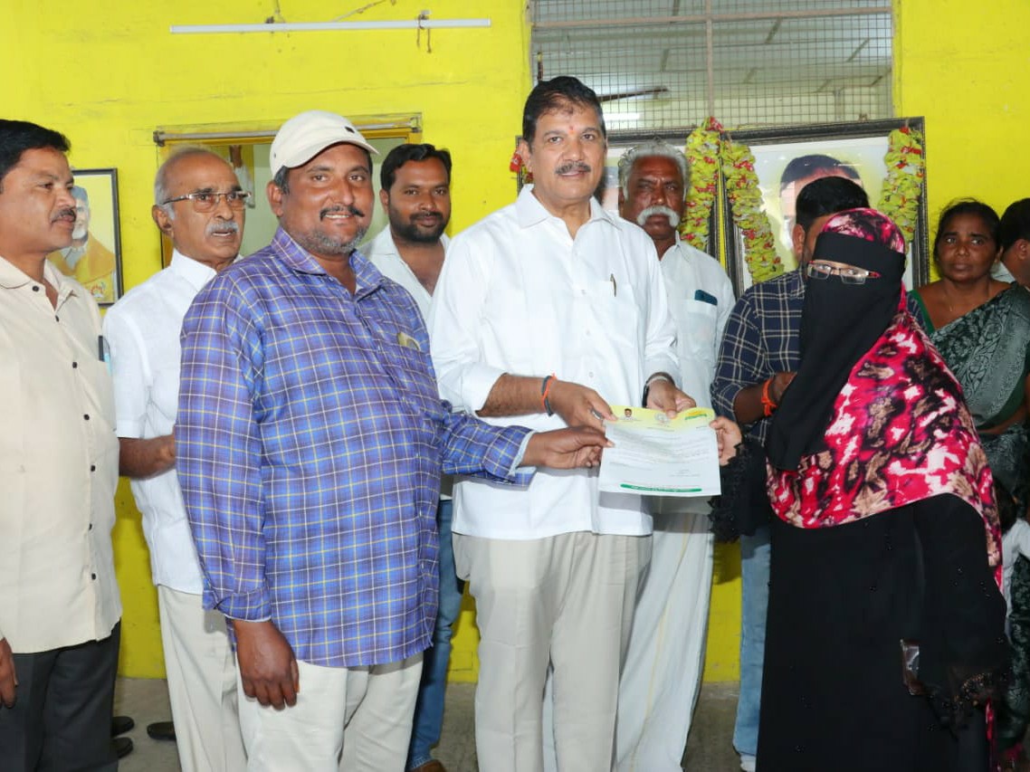 26 మంది లబ్ధిదారులకు CMRF చెక్కులు పంపిణీ