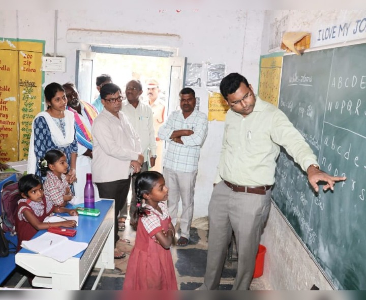 బడిపంతులుగా మారిన జిల్లా కలెక్టర్