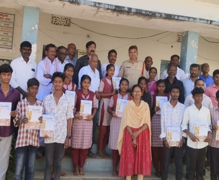 విద్యార్థులకు ప్రాక్టీస్ బుక్స్ అందజేసిన ఎంపీడీవో