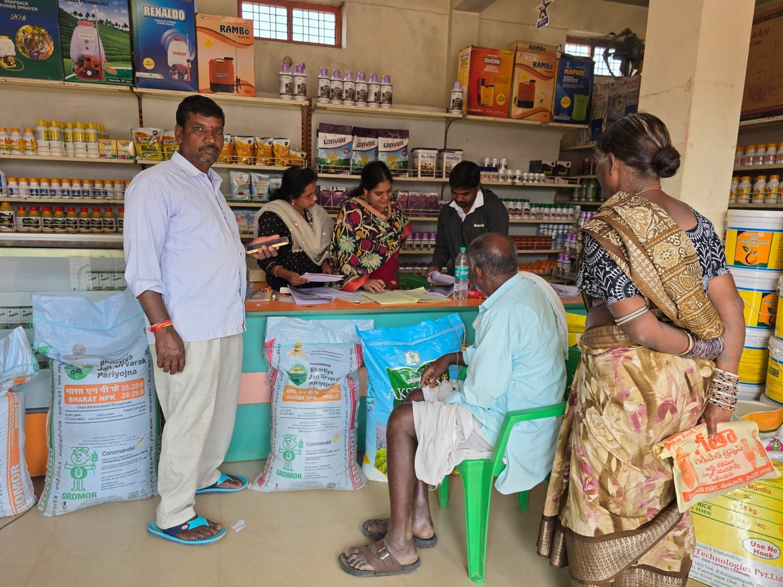 రైతులకు సరిపడా యూరియా ఉంది: సంధ్యారాణి