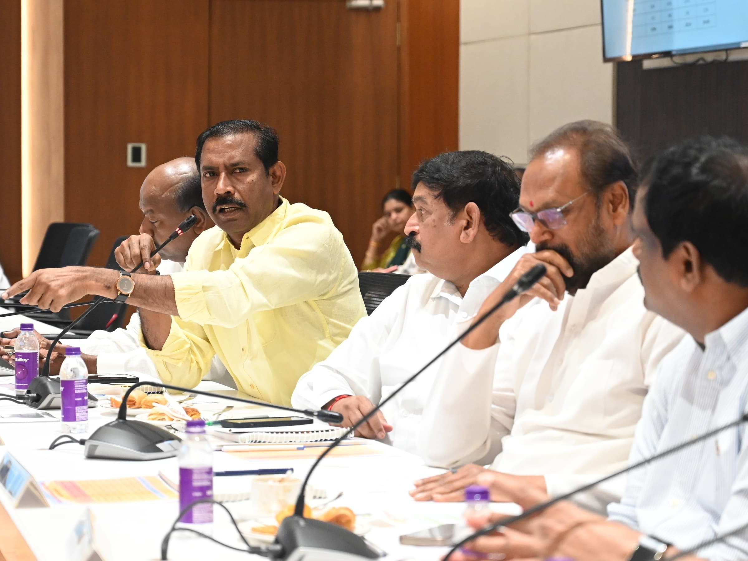 గాజువాక అభివృద్ధిపై ఎమ్మెల్యే సమీక్ష