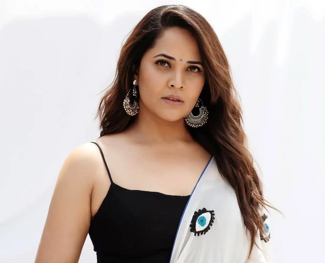 హీరోయిన్లపై అనసూయ మరో సంచలన పోస్ట్