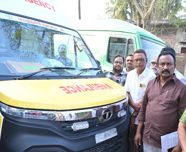 104, 108 వాహనాలను పరిశీలించిన ఎమ్మెల్యే