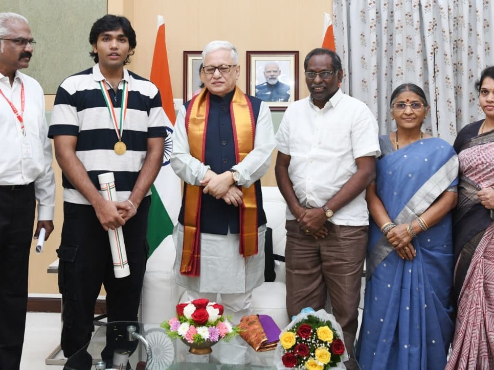 పర్వతారోహణలో బాలపురస్కార్‌ అవార్డ్.. గవర్నర్ సన్మానం..!