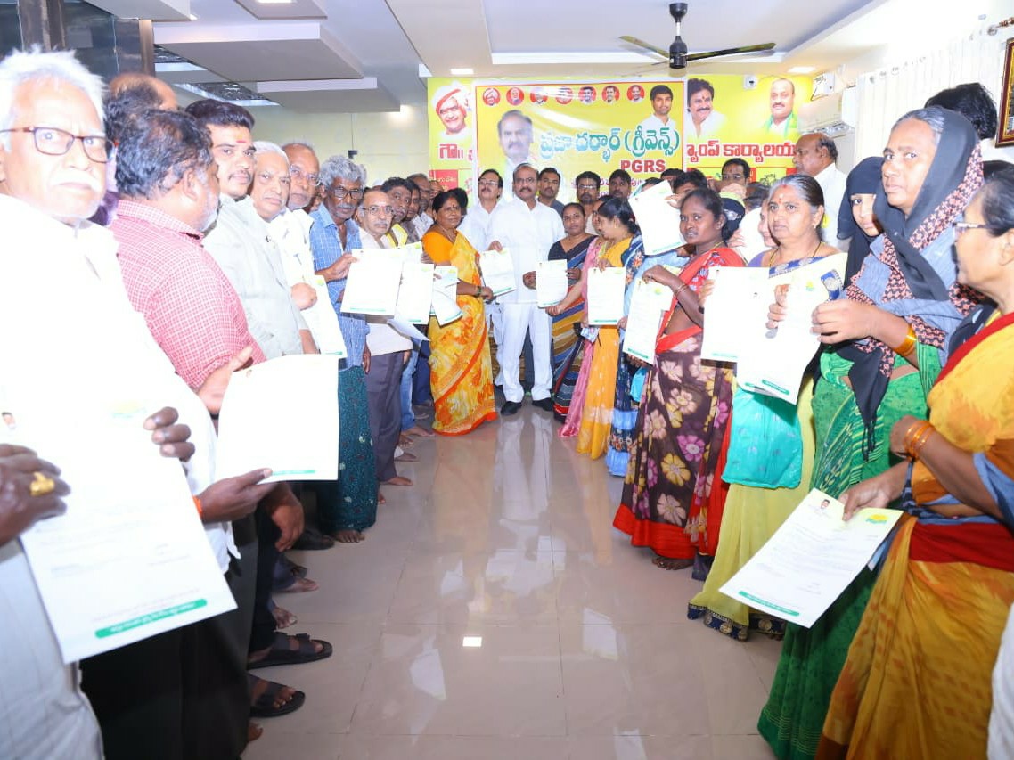 చిలకలూరిపేటలో CMRF చెక్కులు పంపిణీ