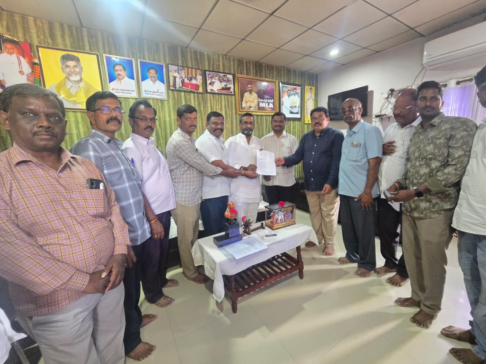 ఎమ్మెల్యేకు సమస్యలను విన్నవించిన ఉద్యోగులు