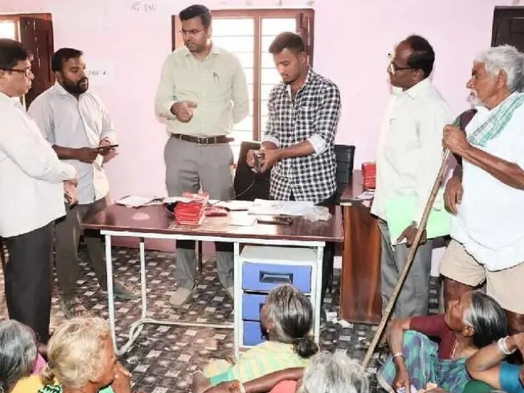 సకాలంలో పింఛన్లు పంపిణీ చేయాలి: కలెక్టర్