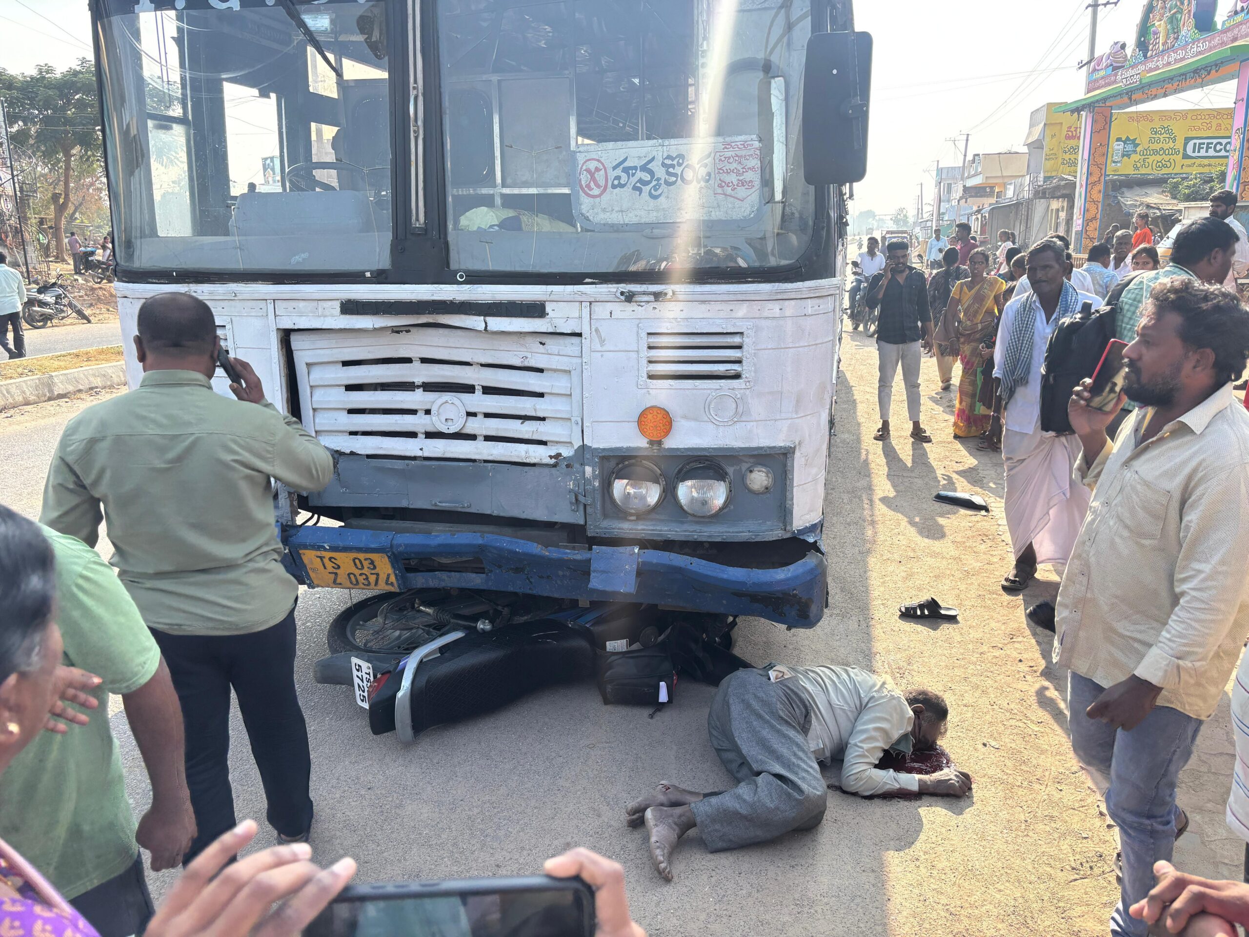 బస్సు, బైక్ ఢీకొని వ్యక్తి మృతి