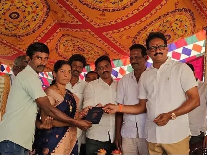 పట్టాదారు పాస్ పుస్తకాలు పంపిణీలో పాల్గొన్న ఎమ్మెల్యే