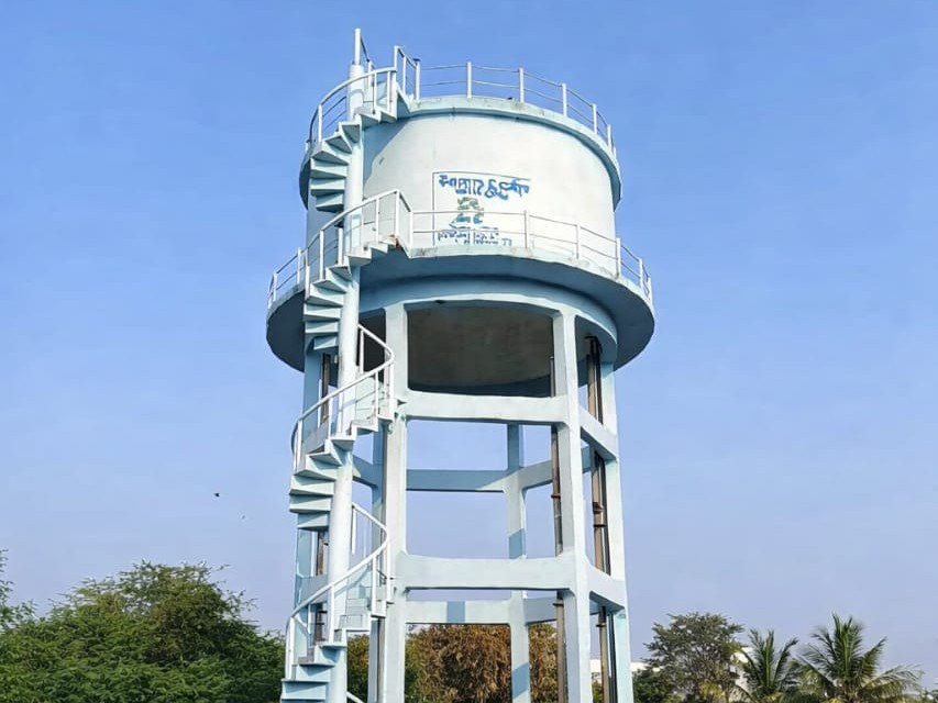 లక్షలు వెచ్చించి నిర్మించారు.. గాలికి వదిలేశారు!