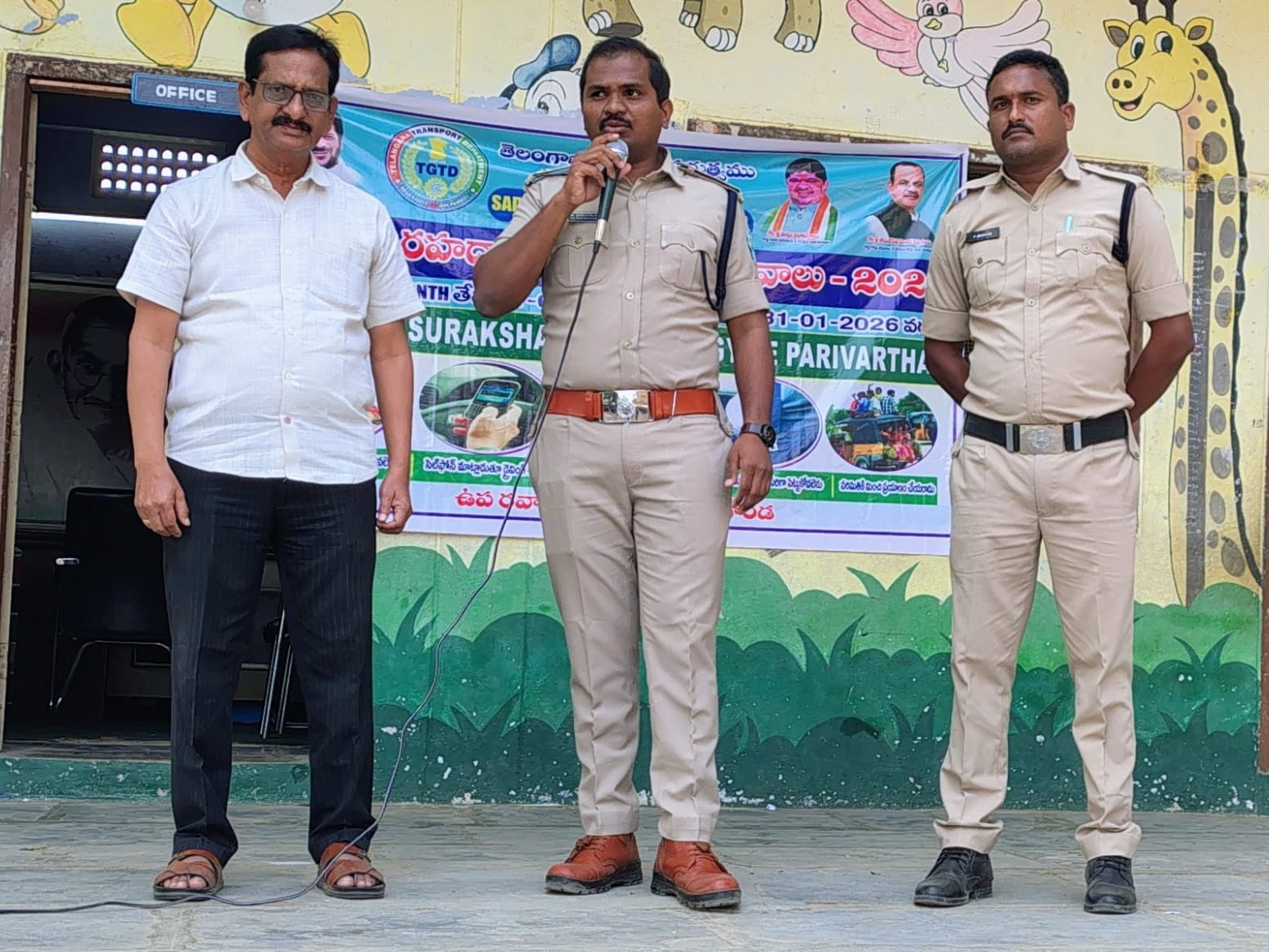 రోడ్డు భద్రతపై విద్యార్థులకు అవగాహన