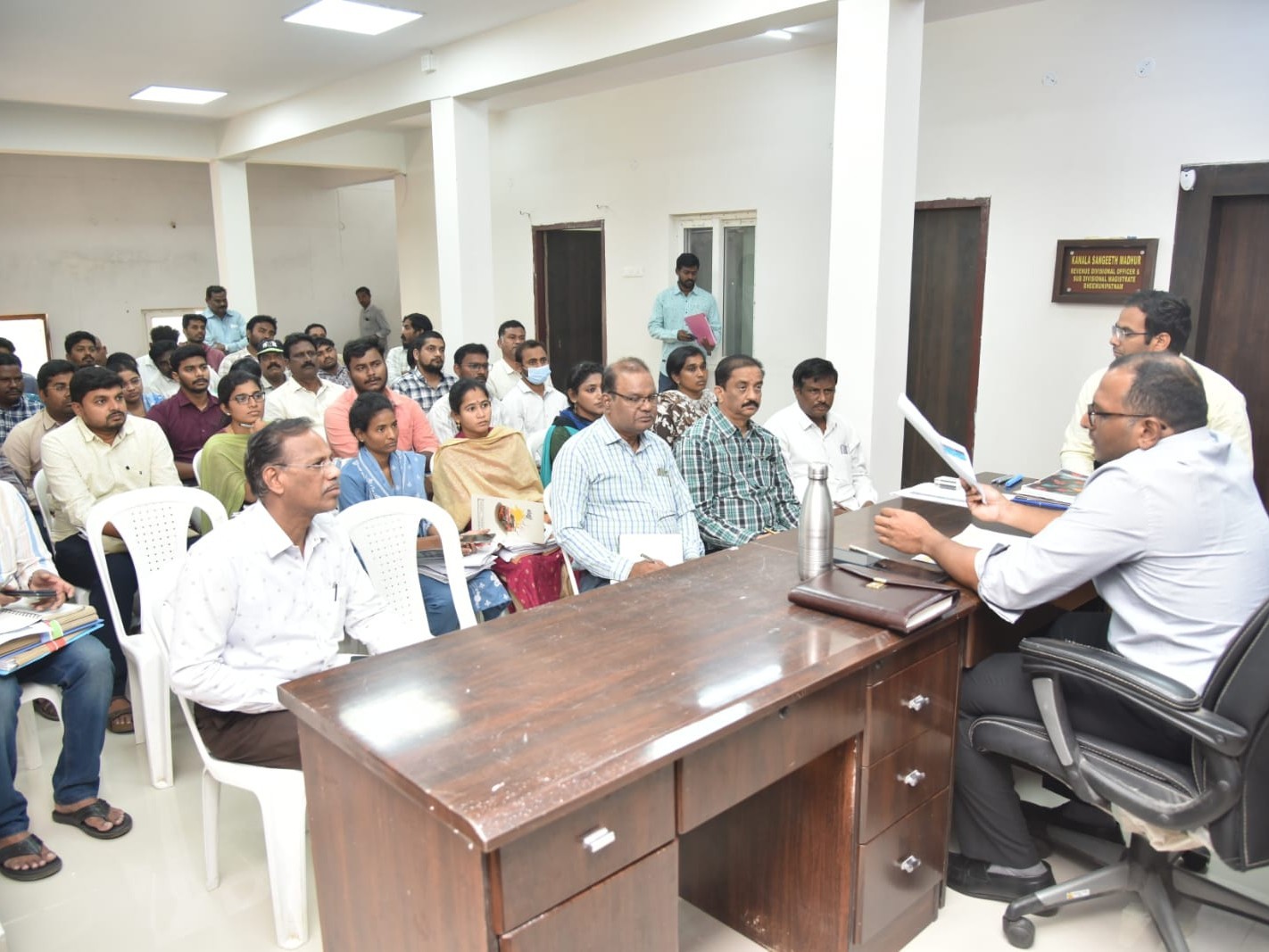 తహసీల్దార్ కార్యాలయన్ని తనిఖీ చేసిన కలెక్టర్