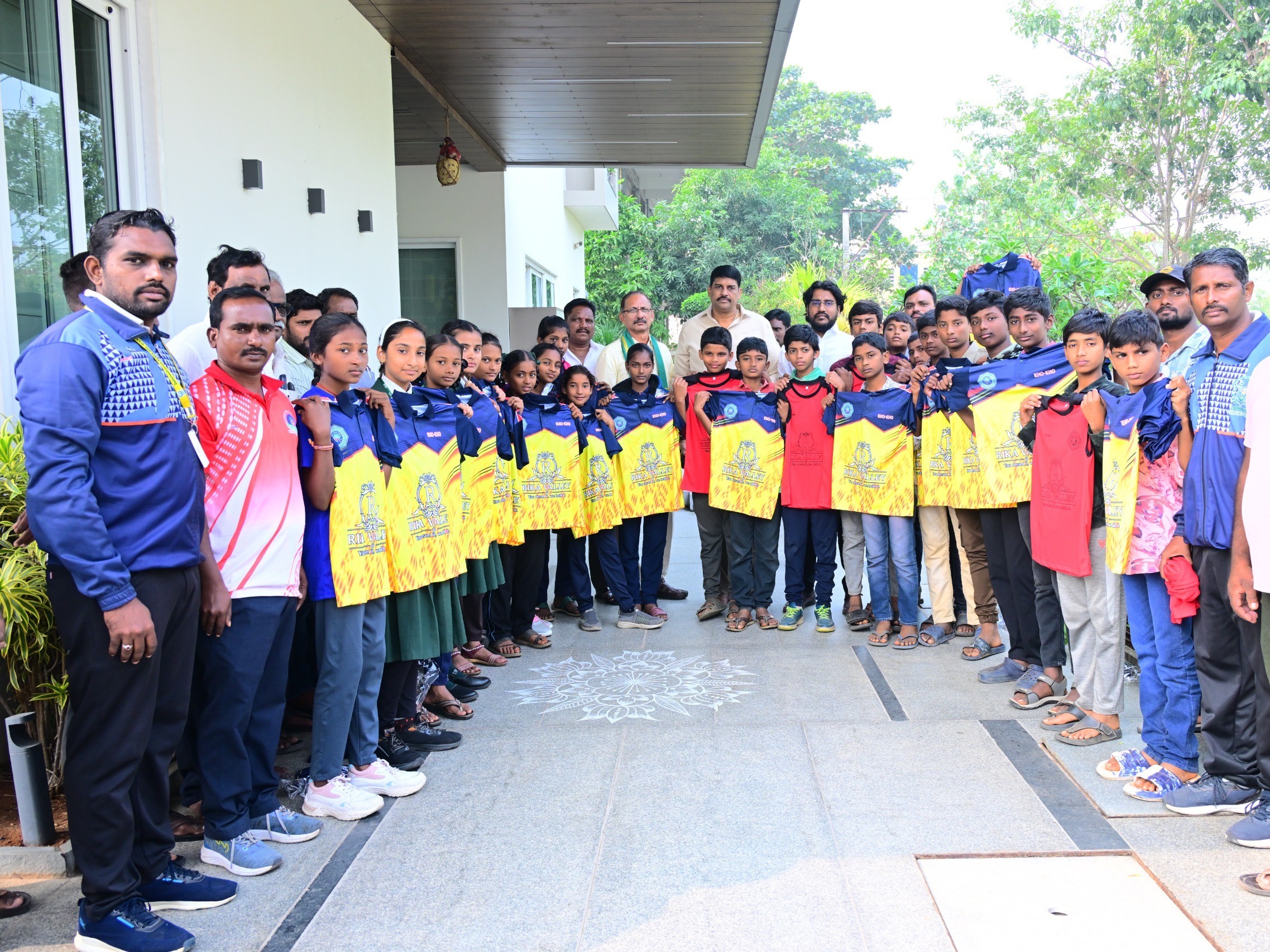 ఖోఖో పోటీలకు జెర్సీలు అందజేసిన ఎమ్మెల్యే