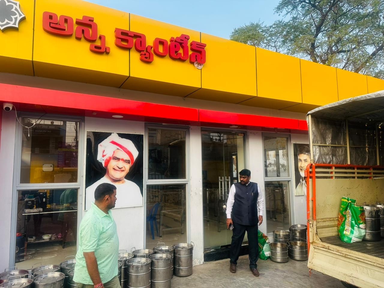 అన్న క్యాంటీన్‌ను ఆకస్మిక తనిఖీ చేసిన కలెక్టర్