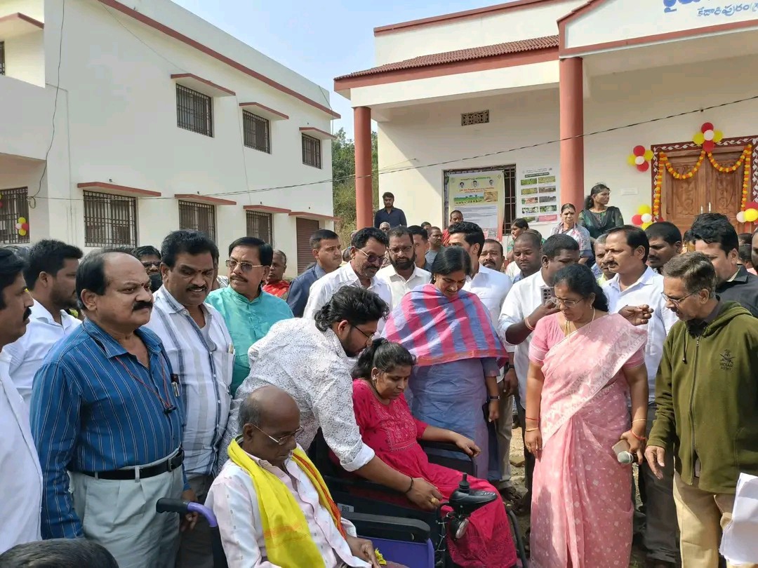 వీల్ చైర్లు పంపిణీ చేసిన ఎమ్మెల్యే