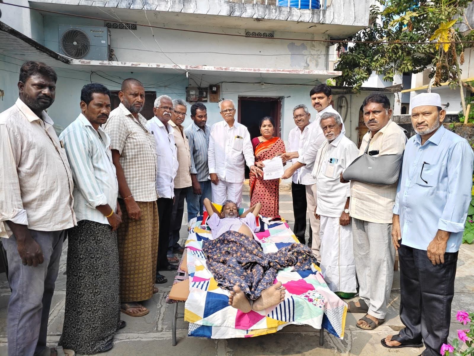 పెదవడ్లపూడి వాసికి రూ.10 లక్షల LOC అందజేత