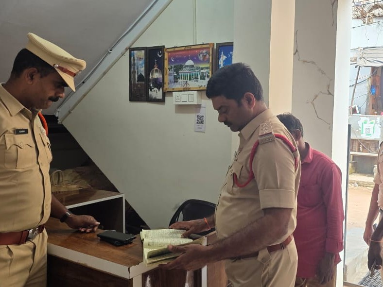 లాడ్జిలను తనిఖీ చేసిన సీఐ