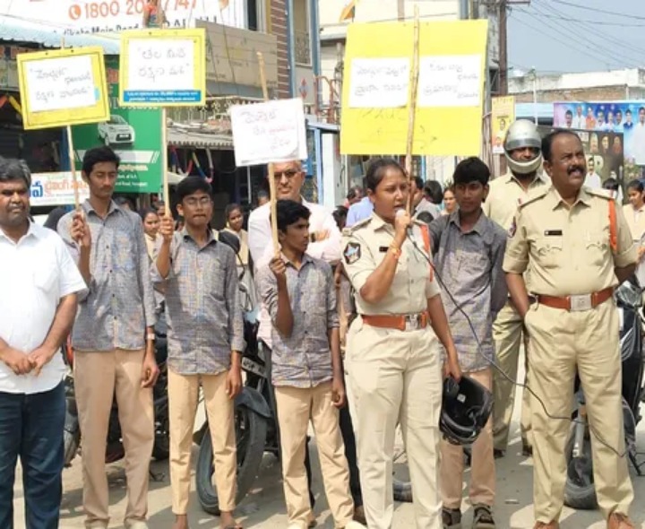 హెల్మెట్ ధరించి ప్రాణాలు కాపాడుకోండి: ఎస్సై