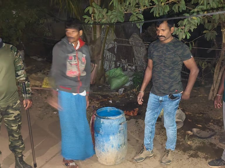 చెరువు ముందు తండాలో గుడుంబా స్థావరాలపై దాడులు