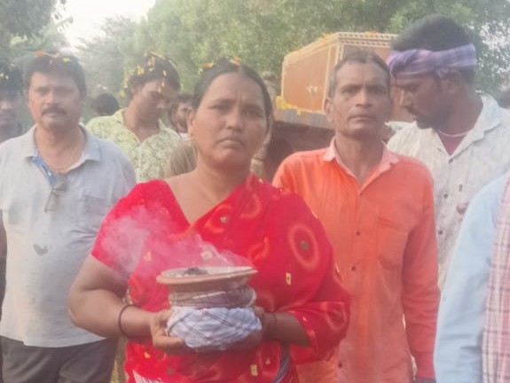 తండ్రి చితికి తలకొరివి పెట్టిన కూతురు